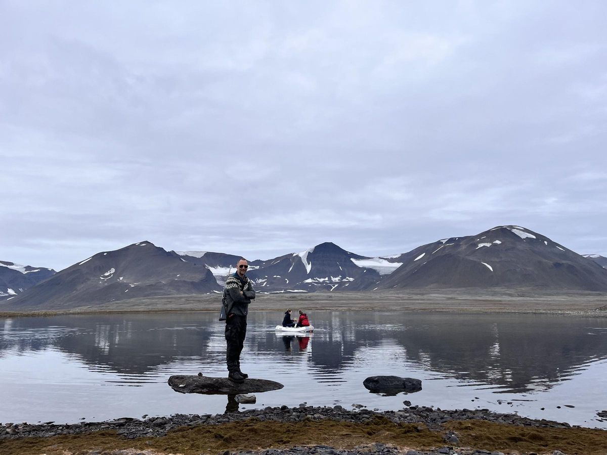 Anders Schomacker vigila a los osos polares mientras supervisa a Marie Bulínová y a Alexandra Rouillard, que extraen núcleos de sedimentos lacustres desde una pequeña embarcación en Wijdefjorden, Svalbard.